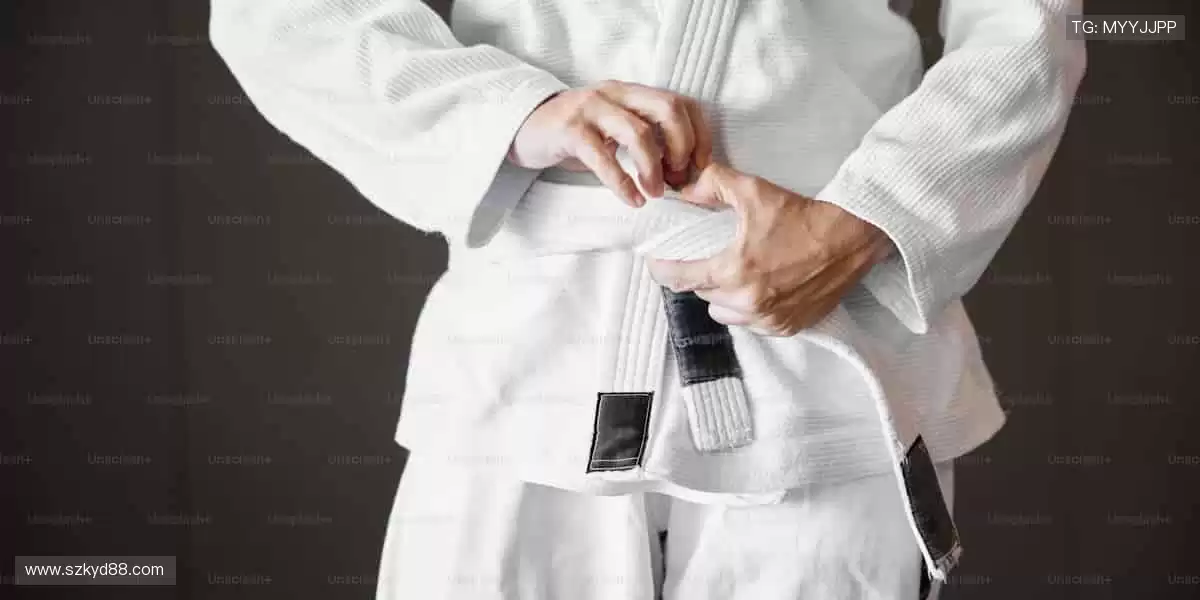 「从球衣到签名纪念品，你的热爱值得专属收藏！🎯点击探索，把偶像带回家！」